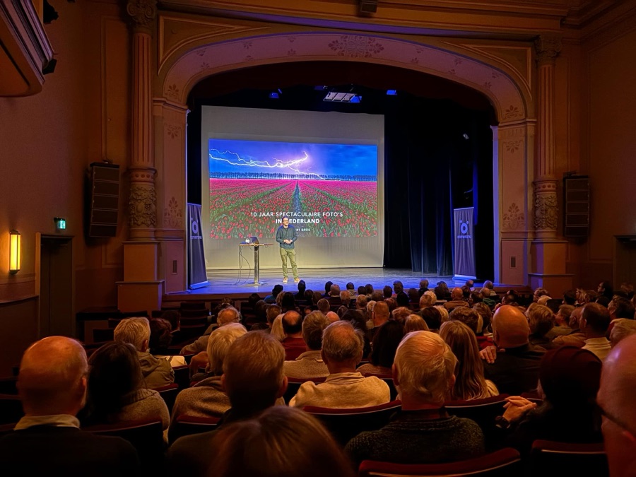Albert Dros geeft een uitverkochte theaterlezing over zijn boek